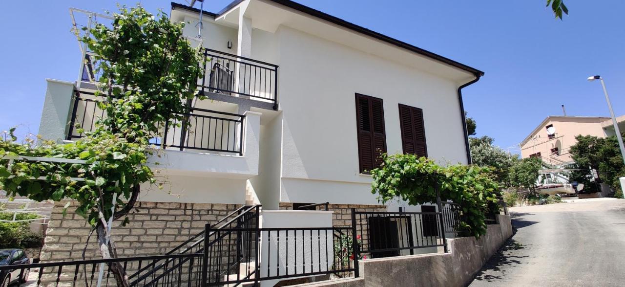 Apartmani Grebastica Apartment